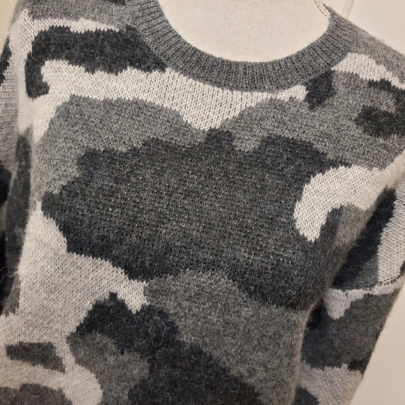 Lucky Brand Camo Print Knit Sweater size Medium - Picture 7 of 9